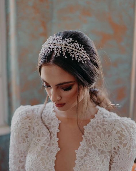 Bride Hairstyles With Accessories, Head Pieces For Bride, Wedding Hair Accessories For Bride, Bridal Hair Accessories Updo, Wedding Hair Accessory, Hair Accessories Bride, Pretty Hair Accessories, Hair Styles Wedding Bride, Wedding Accessories For Hair