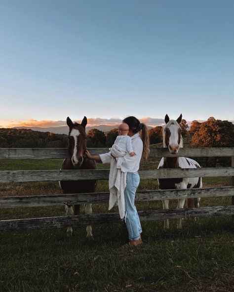 Farmhouse Family Aesthetic, European Family Aesthetic, Family Travel Aesthetic, Outfits Aesthetic Fall, Southern Family, Fall Outfits Aesthetic, Future Farms, Dream Family, Future Family