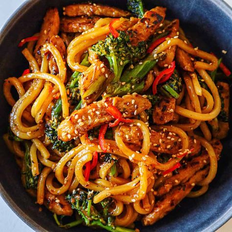 Here is a perfect, quick weeknight meal that’s way better than any takeout. No matter how long of a day I’ve had at work, I can always whip up this Chicken Udon Noodles, Vegan Udon, Chicken Udon, Udon Noodles Recipe, Fried Udon, Teriyaki Noodles, Teriyaki Chicken Stir Fry, Veg Meals, Boiled Chicken Breast