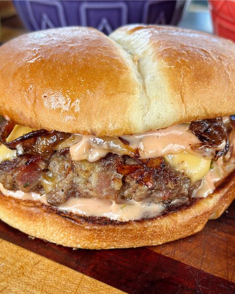 Crack Burger Recipe | Learning To Smoke Ranch Hamburger Recipes, Griddle Ideas, Hamburger Ideas, Bacon Burger Recipes, Smoked Bacon Recipes, Homemade Hamburger Patties, Tasty Meatloaf Recipe, Burger Sauces Recipe, Ranch Burgers