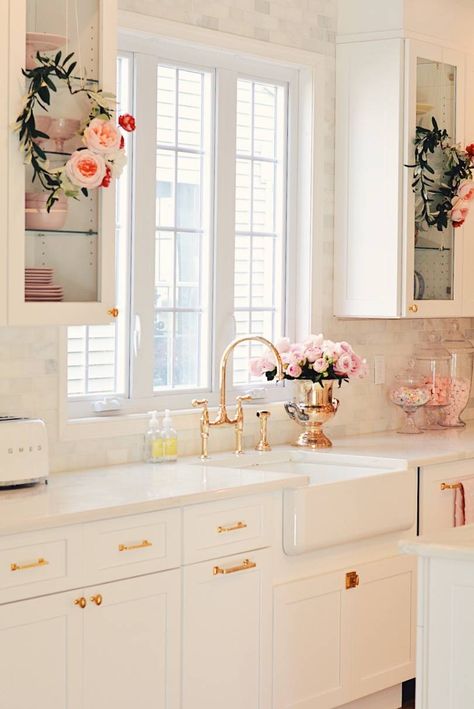 Valentine’s Day Decorations Round Up Luxury White Kitchen Design, Luxury White Kitchen, Glass Kitchen Cabinets, Kitchen Remodel Cost, Kabinet Dapur, White Kitchen Design, Gold Kitchen, Pink Kitchen, Chic Kitchen