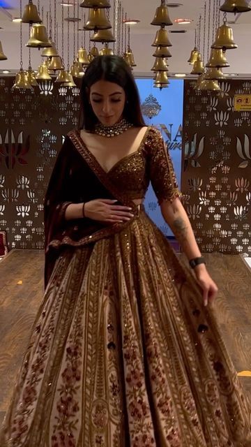 Mehandi Outfit For Bride, Heavy Reception Lehenga, Lehenga For Brown Skin Tone, Desi Reception Outfit, Wedding Dresses Brown, Beautiful Lehenga, Luxury Brown Lehenga For Wedding, Brown Wedding Lehenga, Brown Lengha