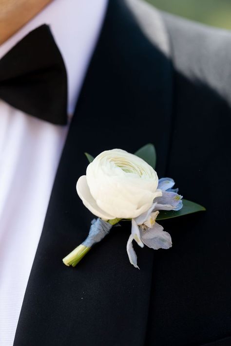 White Hydrangea Boutonniere, Blue White Boutonniere, Blue Hydrangea Boutonniere, White And Blue Boutonniere, Blue And White Boutonniere, Mens Boutineers Wedding, Boutinere Ideas Groomsmen, Hydrangea Boutonniere, Boutineer Wedding