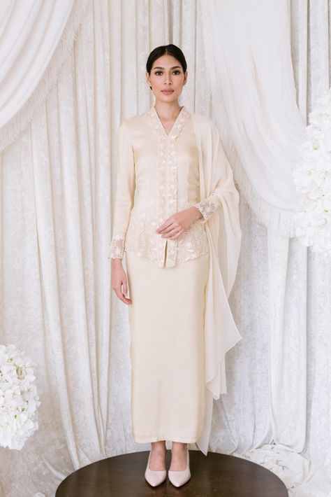 Bridesmaid Guide, Kebaya Nyonya, Nyonya Kebaya, Ootd Kebaya, Malay Wedding Dress, Baju Kahwin, Nikah Outfit, Kebaya Wedding, Muslimah Wedding Dress