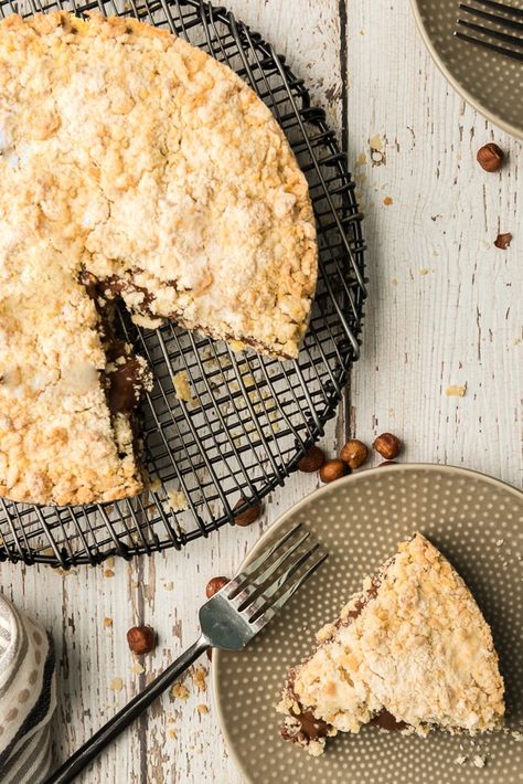 Nutella Crumb Cake - Sbriciolata Apple Crumble Cake, Crumb Cake Recipe, Springform Pan Cake, Nutella Desserts, Italian Recipes Dessert, Sweet Potato And Apple, Crumble Cake, Cake Mixture, Tasty Chocolate Cake