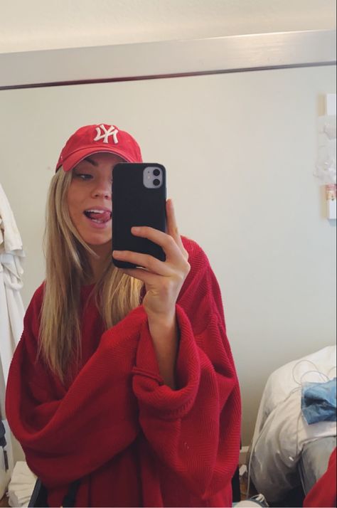 Yankees game outfit inspo Red Yankees Hat Outfit, Red Baseball Cap Outfit, Baseball Game Fashion, Baseball Game Outfit Yankees, Ny Cap Outfit, Yankees Game Outfit, Red Cap Outfit, Baseball Game Outfit, Yankees Game