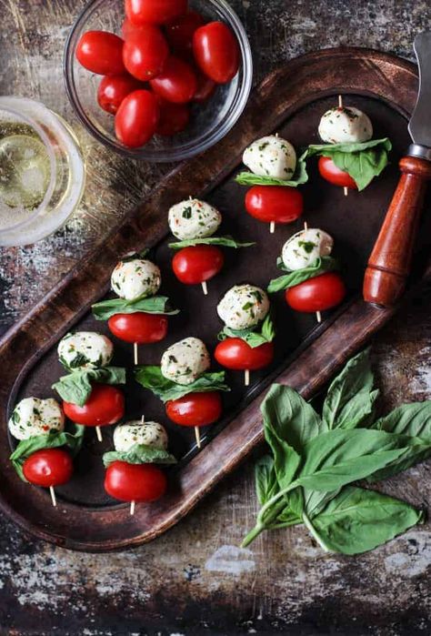 Appetizer for Wine Tasting {Effortless Entertaining} Appetizer With Wine, Wine Tasting Appetizers, Wine Party Appetizers, Wine Tasting Food, Wine Party Food, Wine Appetizers, Caprese Bites, Wine Snacks, Fancy Appetizers