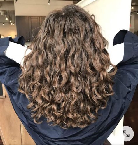 2b Haircut Medium, Pelo Ondulado Natural, Naturally Wavy Hair Cuts, Natural Curly Hair Cuts, Curly Hair Care Routine, Medium Length Curly Hair, Layered Curly Hair, Curly Hair Photos, Wavy Haircuts