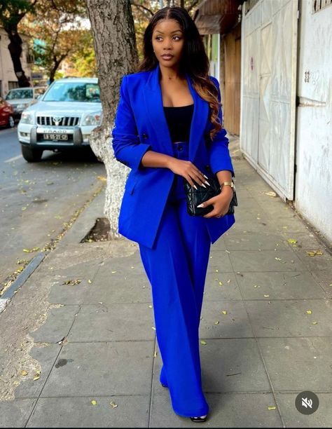 Stylish Business Outfits, Royal Blue Pants, Tuxedo Women, Look Festival, Women Suits, Business Casual Outfits For Women, Corporate Outfits, Woman Suit Fashion, Classy Dress Outfits