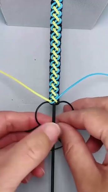 Paracord Projects Diy Easy, How To Make Bracelets With String, Paracord Projects Diy, Paracord Bracelet Patterns, Diy Bracelets With String, Friendship Bracelets Easy, Diy Friendship Bracelets Tutorial, Braided Bracelet Diy, Paracord Bracelet Diy