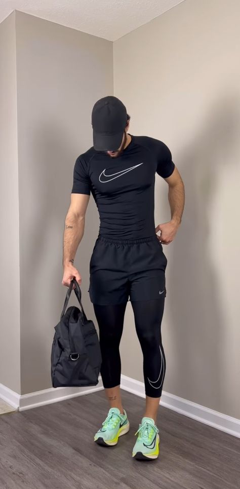 Gym Looks Outfits Men, Workout Outfit Men Gym, Running Outfit Men Aesthetic, Men’s Athletic Wear Winter, Gymshark Men Outfit, Men Sportswear Outfits, Mens Gym Outfits Style, Sport Outfits Men Gym, Guys Gym Outfit