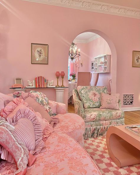 Pink Vintage Living Room, Pink Vintage House, 50s Living Room, 90s Room Aesthetic, 80s Living Room, Pink House Interior, 80s Room Aesthetic, Heart Chair, Lips Phone