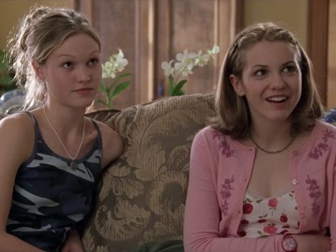 Heath Ledger And Julia Stiles, Larisa Oleynik, Being A Teenager, Sister Costumes, Julia Stiles, 10 Things I Hate About You, Septième Art, Chick Flicks, Lizzie Mcguire