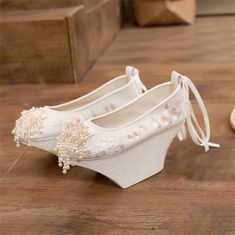 Chinese Traditional Shoes For Women, Hanfu Shoes, Asian Shoes, Heels Pearl, Pearl Tassels, Traditional Chinese Hanfu, Platforms Shoes, Chinese Shoes, Women Heels