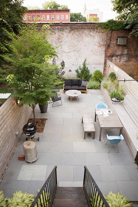 The Brooklyn homeowner was a busy guy. He wouldn't have time to look after a garden—but he knew his derelict backyard could be turned into a cool, modern space to relax. Enter New Eco Landscapes. A month later, this was the result: Patio Chico, Brooklyn Backyard, Garden Sitting Areas, Low Maintenance Backyard, Backyard Ideas For Small Yards, Urban Backyard, Courtyard Gardens Design, Bed Stuy, Garden Designer