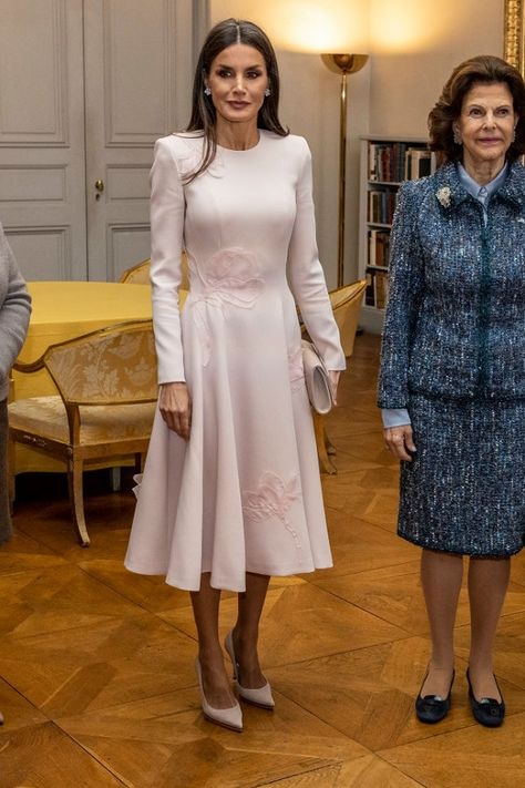 Queen Letizia in Gorgeous Pink for Day 2 in Sweden Queen Letizia Dress, Queen Letizia Style, Dusty Pink Style, Düşes Kate, Stylish Office Wear, Business Dress Women, Dusty Pink Dresses, Elegant Outfit Classy, Stylish Office