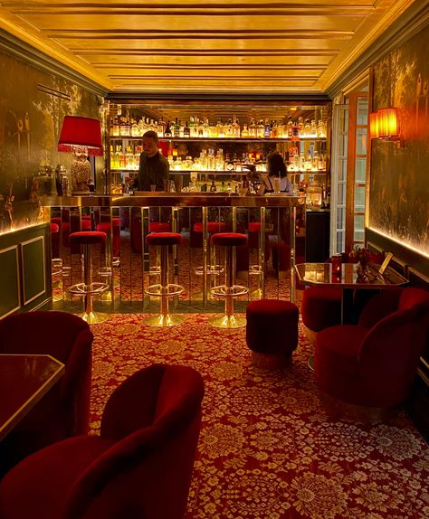 The perfect spot for date night or just a sexy Parisian night is at Le Très Particulier in Montmarte. It's just divine! #ParisWithLanden #ParisBar #RomanticBarParis #RomanticParis #DateNightParis #BestBarParis #BestDrinksParis #ParisCocktails #BestParisCocktails #ParisDateNight #MontmartreBar #MontmartreDateNight #MontmarteHotel #MontmartreGarden #SecretGardenParis French Speakeasy, Jazz Interior Design, Paris Bars Night, Parisian Speakeasy, Speakeasy Decor Bar, Parisian Bar, Bar Lounge Design, Speakeasy Decor, Paris Bars