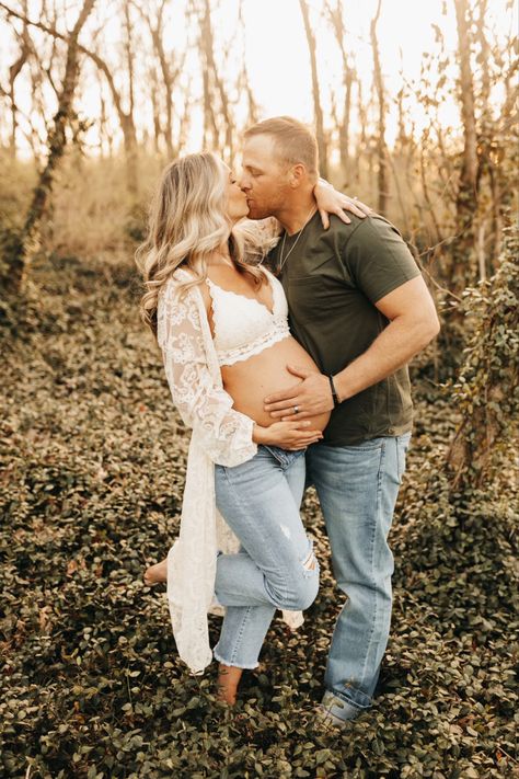 Maternity Pics Outfit, Maternity Photo Shoot Ideas Outfits, Maternity Pictures Belly Showing, Grassy Maternity Photoshoot, Outdoor Couples Maternity Photos, Maternity Photo Summer, Maternity Couple Outfit Ideas, 36 Week Maternity Photos, Fall Maternity Photos Jeans