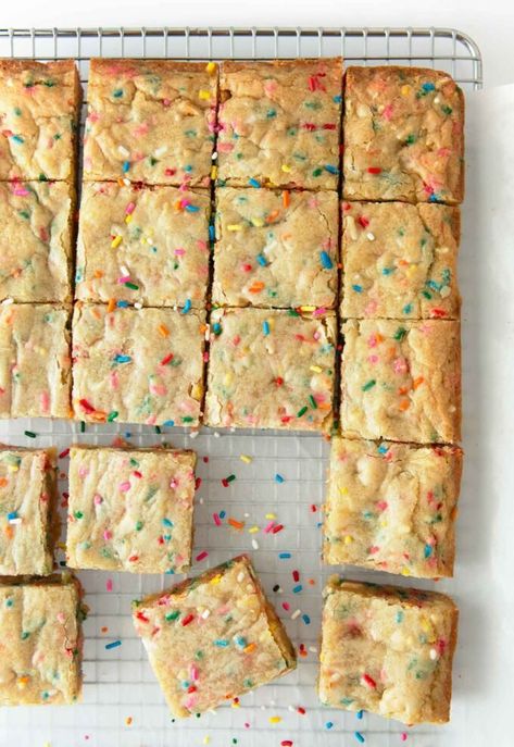 No Bake Blondies, Dessert Recipes Blondies, Blondie Brownies Easy, How To Make Blondies Recipes, Essen, Funfetti Bars Recipes, Homemade Blondies Recipe, Pioneer Woman Confetti Blondies, Funfetti Brownie Bars