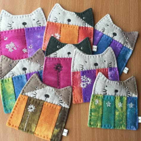 Cat Quilt Block, Cat Quilt Patterns, Christmas Ornaments Patterns, Ornaments To Make, Mug Rug Patterns, Ornaments Homemade, Fabric Christmas Ornaments Diy, Scrap Fabric Projects, Folded Fabric Ornaments