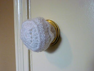 Toddler proof door knob cover.  I need these!  Sean snapped off the plastic ones... and just found his Christmas presents!  A nice lady at Target said that these would do the trick!  Now, I just need to learn how to crochet... Crochet Door Handle Cover, Door Knob Ideas, Useful Crochet, Toddler Proofing, Crochet Cozy, Crochet Kitchen, Baby Proofing, Door Makeover, Unique Doors