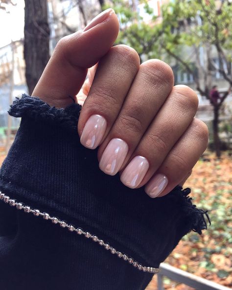 Chrome On Short Nails, Short Nail Designs Chrome, Powder Nails Dipping Colors, Chrome Gel Nails Short, Short Chrome Nails Designs, Chrome Pedicure, Chrome Dip Nails, Fall Chrome Nail Colors, Pearl Manicure