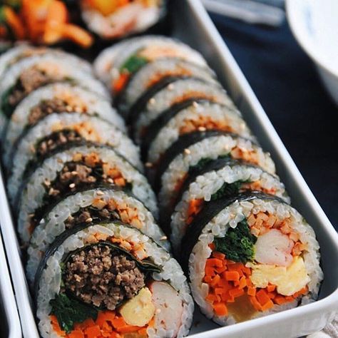 I could have this Korean rice roll #gimbap everyday. nice picture shared by @hsi26  #️⃣Tag @fotd.hk to get featured Korea Street Food, K Food, Korean Street Food, God Mat, Bulgogi, Idee Pasto Sano, Food Goals, Sushi Rolls, Food Trucks