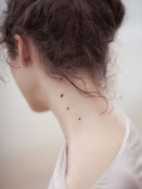 those little moles/freckles make the photo Skin Moles, Dragon Age Origins, Weird Fish, Beauty Mark, Moustaches, Neck Tattoo, Dragon Age, Brown Dress, Behind Ear Tattoo