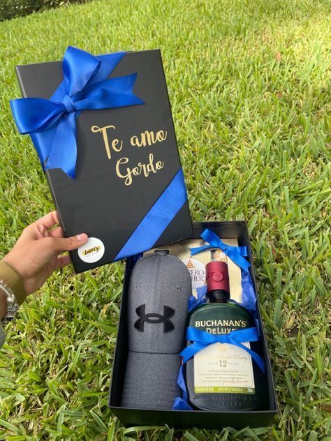 Unique gift box idea for man with a hat and a bottle to surprise him with a gift Hat Gift Box Ideas, Gift Box Idea, Unique Gift Box, Poppin Bottles, Bff Birthday Gift, Bff Birthday, Creative Gifts For Boyfriend, Alcohol Gifts, Gift Bouquet