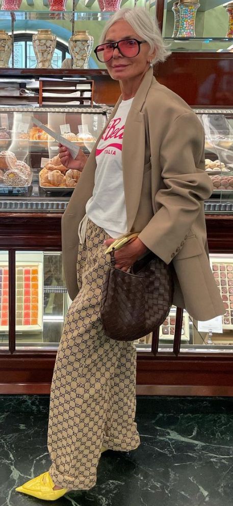 Tweed Blazer Street Style, Camel Outfits Female, Grece Ghanem Street Style, Art Show Outfit Winter, Chic Concert Outfit Ideas, Work Friendly Outfits, Juxtaposition Fashion Style, Day In New York City Outfit, Morocco Street Style