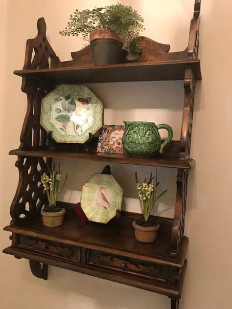 Place To Put Keys Ideas, Victorian Wall Shelves, Vintage Display Shelf, Vintage Wood Shelf, Antique Wall Shelves, Nick Nack Shelf Ideas, Green Velvet Decor, Knick Knack Display Ideas, Grannycore Decor