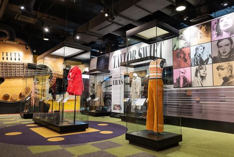 The Country Music Hall of Fame is debuting an exclusive “𝘛𝘩𝘳𝘰𝘶𝘨𝘩 𝘛𝘢𝘺𝘭𝘰𝘳 𝘚𝘸𝘪𝘧𝘵’𝘴 𝘌𝘳𝘢𝘴” exhibit in Nashville! The exhibit features 10 outfits from the artist's fashion, each representing an era of her career. Nashville Taylor Swift, Taylor Swift Country, Country Music Hall Of Fame, Timeless Looks, Nashville Trip, Iconic Moments, All About Taylor Swift, Music Hall, Artist Style