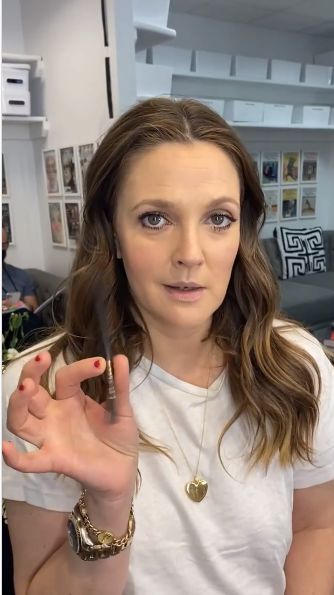 As Drew Barrymore shows in this video, you can smooth out droopy eyelids in seconds. Barrymore calls this technique "corrective eye make-up" and the effect is How To Fix Droopy Eyelids, Saggy Eyelids Makeup, Eyelid Exercises Hooded Eyes, How To Fix Hooded Eyelids, Makeup For Saggy Eyelids, Eye Makeup For Aging Eyes, Eye Makeup 50 And Older, Eyeliner For Aging Eyes, Eye Makeup Droopy Eyelids