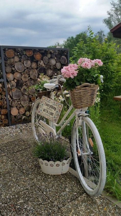 DIY pots from old bicycles that will boost the look of your garden or yard Bicycle With Flowers, Bike Planter, Bicycle Decor, Old Bicycle, Diy Garden Furniture, Garden Deco, Outdoor Planters, Yard Landscaping, Amazing Gardens