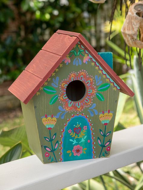 Aesthetic Bird House Painting, Painting Bird Houses Ideas, Wood Birdhouse Painting Ideas, Decorated Bird Houses, Painted Bird Houses Ideas Simple, Cute Bird House Painting Ideas, Painted Bird Houses Ideas, Bird House Painting Ideas, Cute Bird Houses