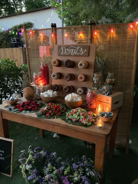 Ideas De Candy Bar, Ideas Mesa Dulce, Diy Backyard Movie, Charming Backyard, Diy Candy Bar, Potted Herbs, Creative Backyard, Backyard Wedding Ideas, Wedding Ideas On A Budget