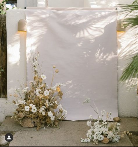 Linen Backdrop Photoshoot Outdoor, Minimalist Stage Decor, Linen Photoshoot Backdrop, Minimalist Photo Backdrop, Sheet Backdrop Photography Outside, Flower Backdrop For Wedding, Aesthetic Studio Photography, Spring Wedding Photo Backdrop, Easy Photo Backdrop Ideas