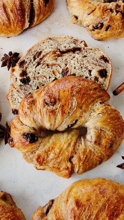 Cinnamon Raisin Swirl Bagels - Simple Cooking with Pep Sourdough Cinnamon Raisin Bagels, Raisin Bagels, Homemade Cinnamon Raisin Bagels, Cinnamon Raisin Sourdough Bagels, Cinnamon Swirl Bagels, Cinnamon Raisin Bagel Recipe, Cinnamon Bagel, Cinnamon Raisin Bagels, Bagel Recipes