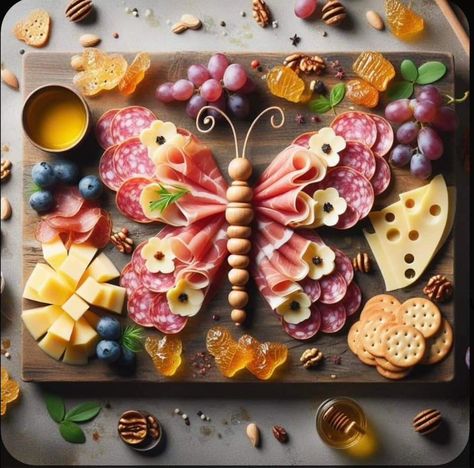 Houre Derves, Wedding Food Displays, Chacuritie Board Ideas, Dinner Charcuterie Board Ideas, Flower Charcuterie Board, Charcuterie Board Meats, Charcuterie Appetizers, Decorações Com Comidas, Charcuterie Inspiration