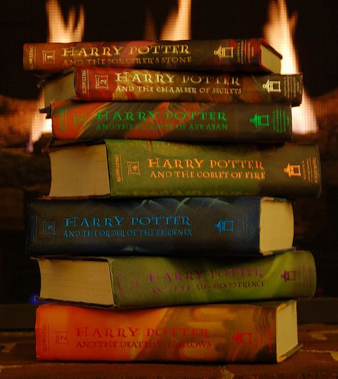 Harry Potter series by JK Rowling, recapturing childhood wonder and magic. Cozy Hygge, Hygge Home, Harry Potter Books, Hogwarts School, Harry Potter Series, Sirius Black, Harry Potter World, Harry Potter Fantastic Beasts, Popular Books