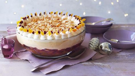 A Christmas Trifle from Mary Berry Mary Berry Christmas, Christmas Trifle Recipes, Christmas Trifle, Homemade Custard, Trifle Dish, Bbc Food, Trifle Recipe, British Baking, Mary Berry