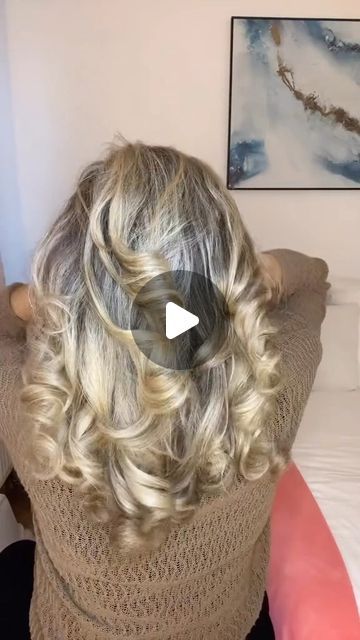 Sara Saadia on Instagram: "New variation of sock curls and I’m here for it 🤩 #sockcurls #overnightcurls #heatlesscurls #hairhacks #hairideas #blowout" Curling Hair With Socks Tutorials, Sock Blowout, Sock Hair Curls Tutorials, Overnight Sock Curls, Hot Roller Hairstyles, Sock Curls Overnight, Curling Hair With Socks, Sock Bun Curls, Curling Fine Hair