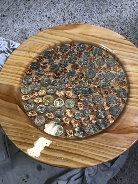 Old Coins Craft, Resin Plate, Coin Crafts, Epoxy Table Top, Wooden Plate, Resin Ideas, Wood Furniture Diy, Wooden Plates, Stained Glass Projects