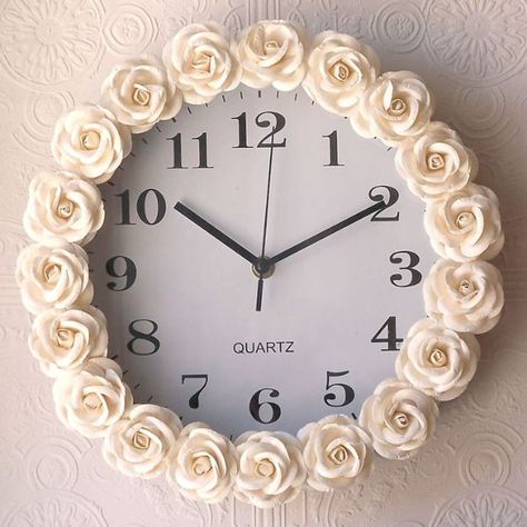 Rose Crafts - Rose Inspired Clock - Easy Craft Projects With Roses - Paper Flowers, Quilt Patterns, DIY Rose Art for Kids - Dried and Real Roses for Wall Art and Do It Yourself Home Decor - Mothers Day Gift Ideas - Fake Rose Arrangements That Look Amazing - Cute Centerrpieces and Crafty DIY Gifts With A Rose http://diyjoy.com/rose-crafts Rose Clock, Fabric Rosette, Decoration Shabby, Rose Crafts, Rose Wall, Decor Buy, Vintage Room, Diy Room, Cream Roses