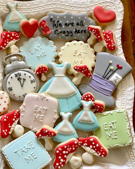 Alice In Wonderland Aesthetic Party, Disney Themed Snacks, Alice In Wonderland Tea Party Birthday, Awesome Girl, Onederland Birthday Party, Alice In Wonderland Cakes, Alice Tea Party, Alice In Wonderland Inspired, 귀여운 음식 그림