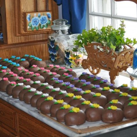 Amish Peanut Butter, Amish Bakery, Peanut Butter Easter Eggs, Easter Foods, Holiday Snack, Peanut Butter Eggs, Chocolate Crunch, Amish Recipes, Melting Chocolate Chips