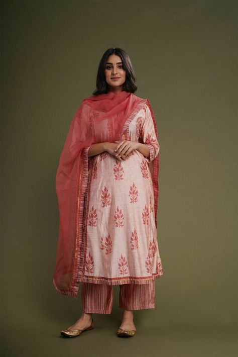 Printed Salwar Suit, Nice Suits, Wedding Outfits Indian, Kurti Styles, Indian Kurtis, Professional Outfit, Embroidery Suits Punjabi, Suits Punjabi, Casual Suits