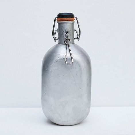 vintage aluminium fles, gebruikten wij als drinkfles op vakantie Aluminum Water Bottles, Aluminum Bottle, Spanish Moss, Objects Design, Bottle Design, Flask, Bottles Decoration, Reusable Water Bottle, Packaging Design