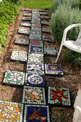 the garden junkie.  Mosaic stepping stone garden path. Decorative Stepping Stones, Tiles Diy, Stone Garden Paths, Mosaic Stepping Stone, Mosaic Stepping Stones, Mosaic Vase, Garden Tiles, Mosaic Garden Art, Garden Stepping Stones