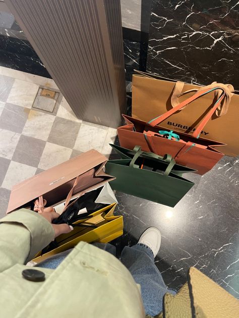 London Harrods Aesthetic, Luxury London Aesthetic, Aesthetic Places In London, Shopping In London Aesthetic, Rich London Aesthetic, London Shopping Aesthetic, Harrods Aesthetic, Luxury Gifts Aesthetic, Shopping Bags Aesthetic